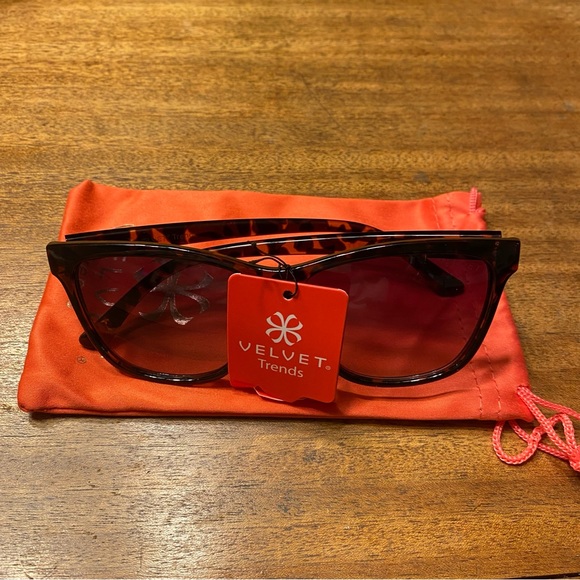 Velvet Eyewear 55mm "Peace" Tortoise Square Shape Sunglasses - Picture 2 of 2